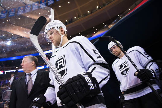 Kings Christian Folin på väg ut till ishockeymatchen i