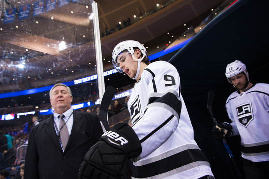 Kings Adrian Kempe på väg ut till ishockeymatchen i NHL