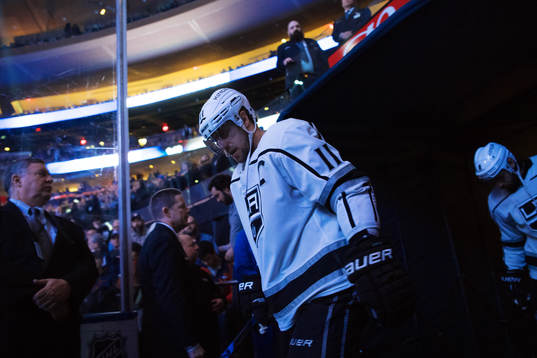 Kings Anze Kopitar på väg ut till ishockeymatchen i NHL