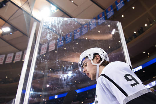 Kings Adrian Kempe på väg ut till ishockeymatchen i NHL