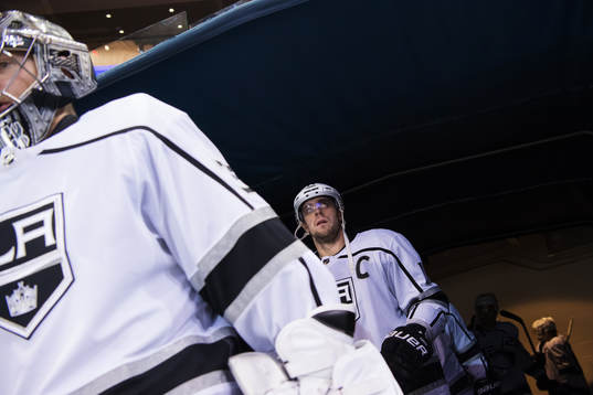 Kings målvakt Jonathan Quick och Anze Kopitar på väg ut