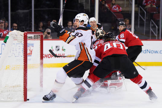 Ducks Rickard Rakell jublar när 0-1-pucken från Ryan
