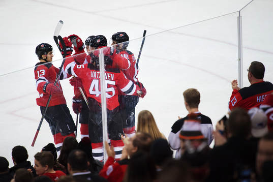 Devils spelare jublar