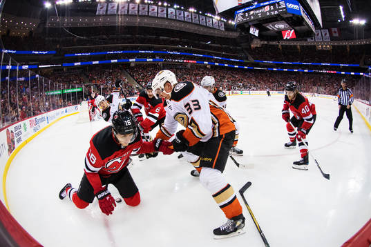 Ducks Rickard Rakell och Jakob Silfverberg kämpar mot