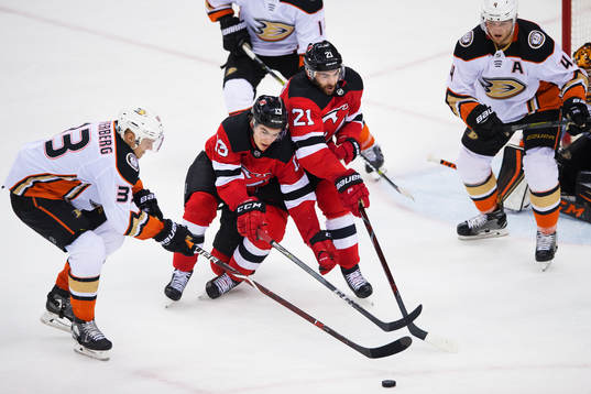 Ducks Jakob Silfverberg utmanar Devils Nico Hischier och