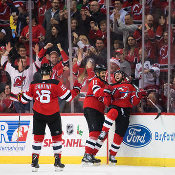 Devils Steven Santini, Brian Boyle och Stefan Noesen jublar