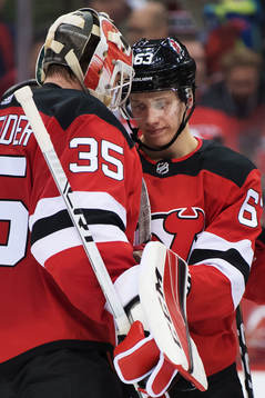 Devils målvakt Cory Schneider och Jesper Bratt kramar om