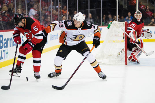 Devils Andy Greene utmanas av Ducks Jakob Silfverberg