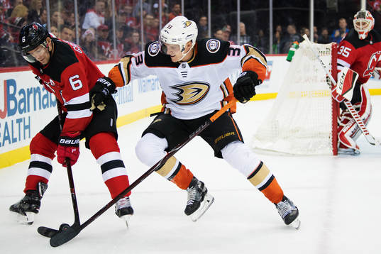 Devils Andy Greene utmanas av Ducks Jakob Silfverberg