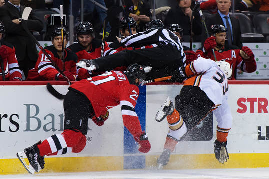 Devils Kyle Palmieri och Ducks Jakob Silfverberg kolliderar