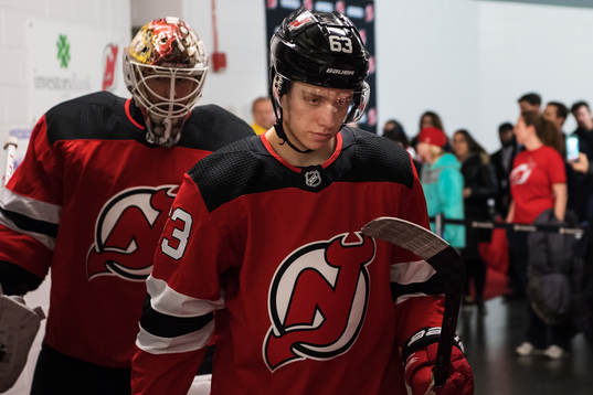 Devils Jesper Bratt på väg in till ishockeymatchen i NHL