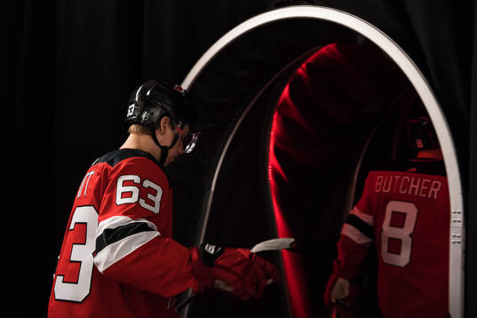 Devils Jesper Bratt på väg in till ishockeymatchen i NHL