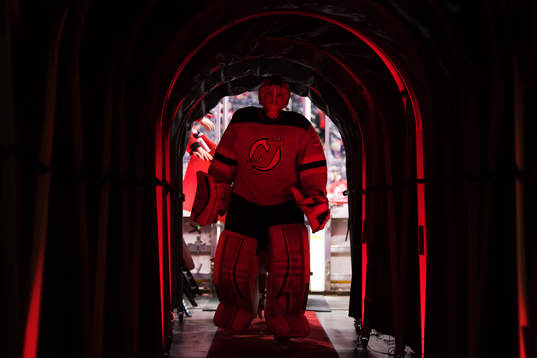 Devils målvakt Cory Schneider lämnar uppvärmningen
