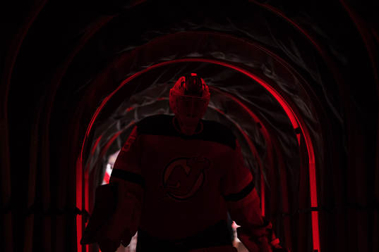 Devils målvakt Cory Schneider lämnar uppvärmningen