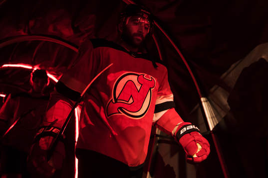 Devils Kyle Palmieri gör entré till ishockeymatchen i NHL