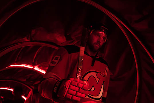 Devils Taylor Hall gör entré till ishockeymatchen i NHL