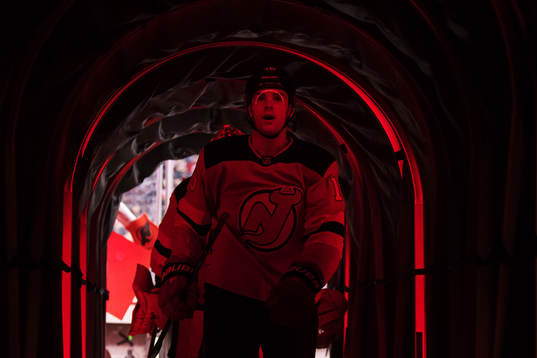 Devils Steven Santini lämnar uppvärmningen