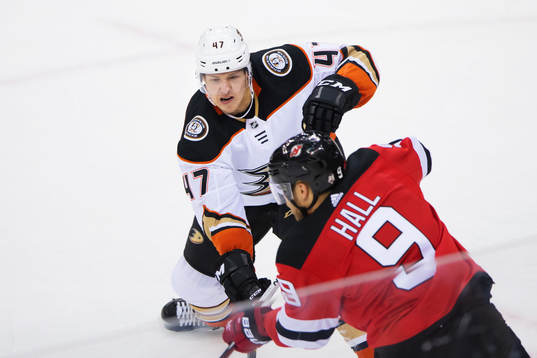 Ducks Hampus Lindholm utmanas av Devils Taylor Hall