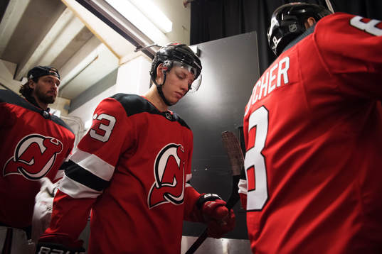 Devils Jesper Bratt på väg ut till ishockeymatchen i NHL