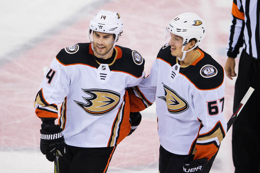Ducks Adam Henrique och Rickard Rakell jublar