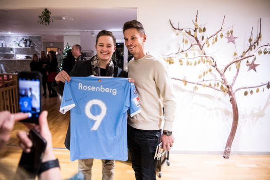 Douglas Johansson får en tröja av Malmö FFs Markus
