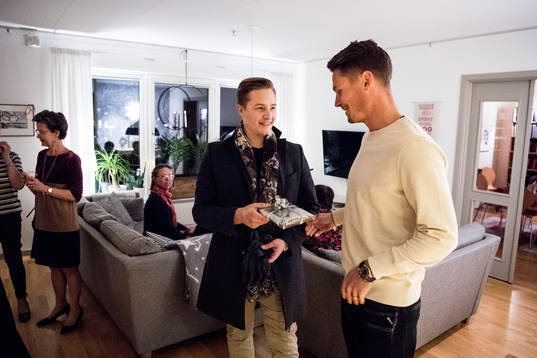 Douglas Johansson passar på att överlämna en julklapp