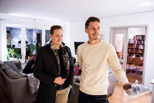 Douglas Johansson träffar Malmö FFs Markus Rosenberg som