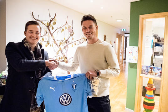 Douglas Johansson får en tröja av Malmö FFs Markus