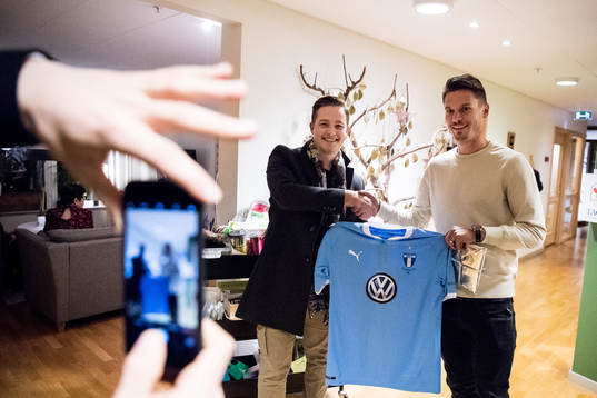 Douglas Johansson får en tröja av Malmö FFs Markus