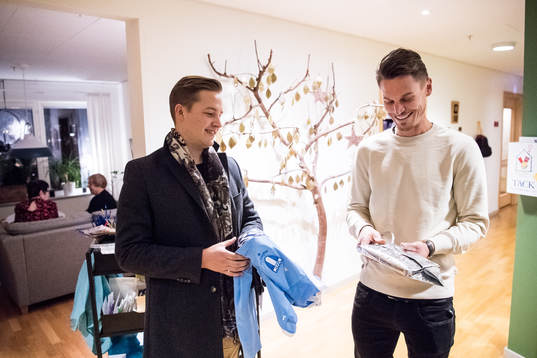 Douglas Johansson får en tröja av Malmö FFs Markus
