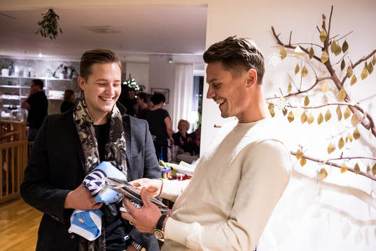 Douglas Johansson får en tröja av Malmö FFs Markus