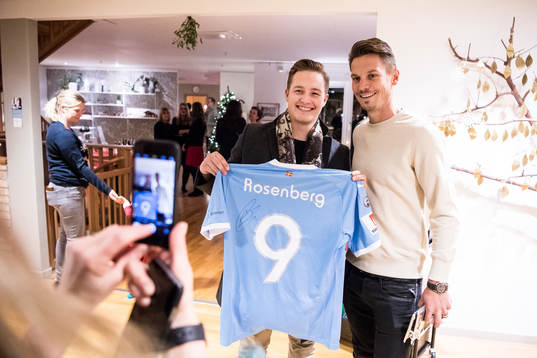 Douglas Johansson får en tröja av Malmö FFs Markus