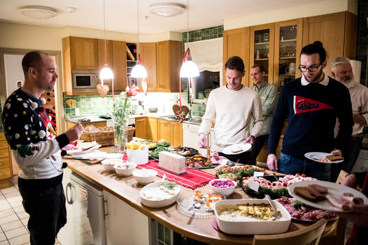 Erik Kjörling och Dennis Nilsson tar mat från det