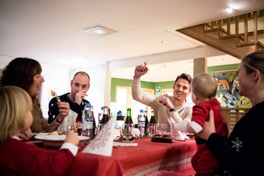 Malmö FFs Markus Rosenberg äter julbord med boende när