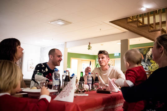 Malmö FFs Markus Rosenberg äter julbord med boende när
