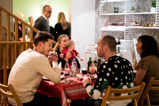 Malmö FFs Markus Rosenberg äter julbord med boende när