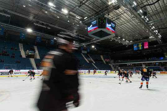 Karlskronas och Djurgårdens spelare värmer upp