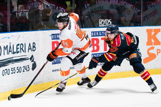 Karlskronas David Printz i kamp om pucken med Djurgårdens
