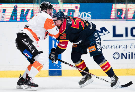 Karlskronas Mattias Karlsson i kamp om pucken med