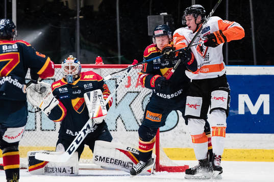 Djurgårdens Alexander Falk håller bort Karlskronas Henrik