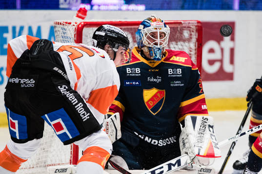 Karlskronas Linus Karlsson och Djurgårdens målvakt Joacim