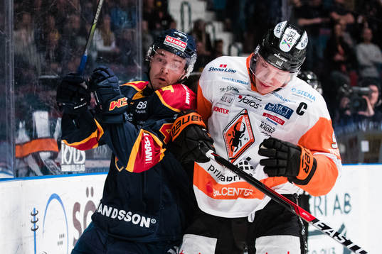 Djurgårdens Marcus Högström får en tackling av