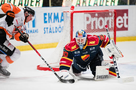 Karlskronas Morten Madsen utmanar Djurgårdens målvakt