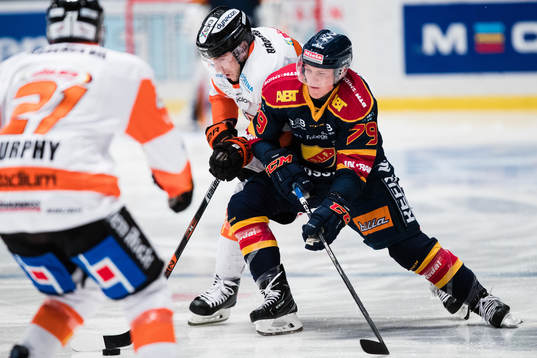 Karlskronas Konstantin Komarek och Djurgårdens Patrik Lundh