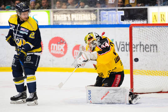 s Mattias Tedenby skymmer och ser pucken gå in till 1-0