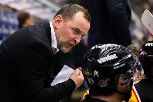 Luleås tränare Thomas Berglund coachar Ryan Johnston