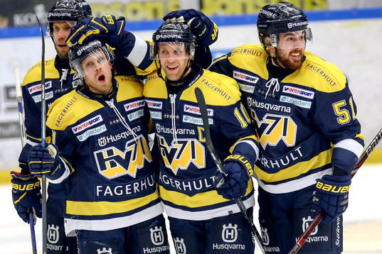 s Martin Thörnberg jublar med lagkamrater