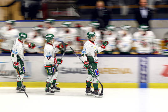 Frölundas Max Friberg jublar med lagkamrater