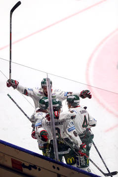Frölundas Max Friberg jublar med lagkamrater
