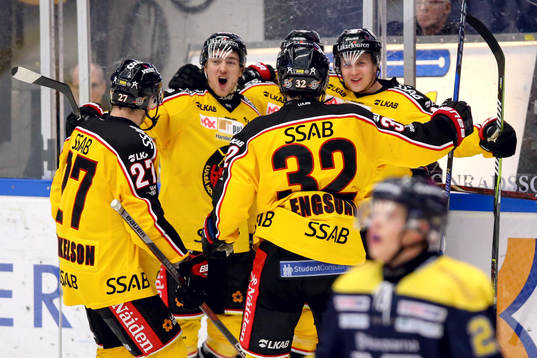 Luleås Karl Fabricius jublar med lagkamrater
